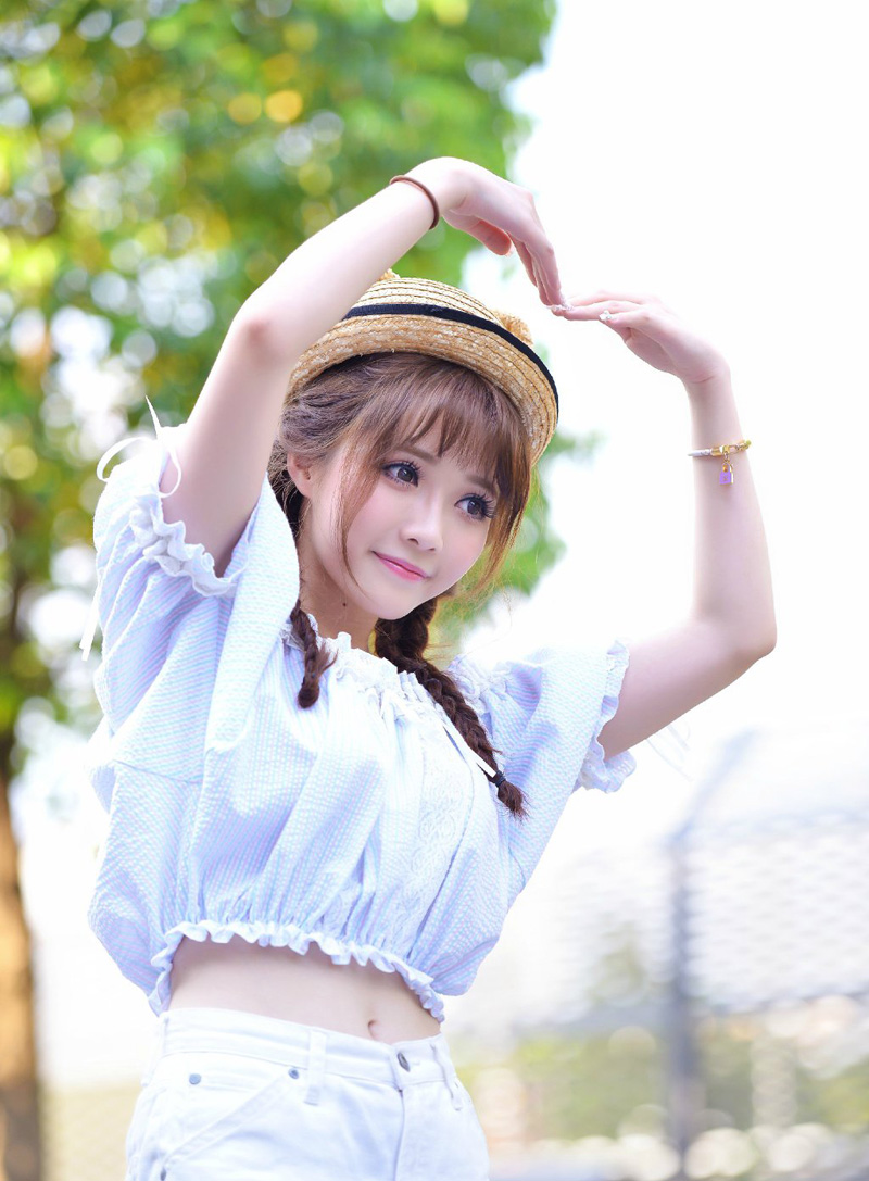“派人将消息传给主公，等待洛阳下一步行动，另外……”刘备看了一眼已经被拆成废墟的刘备大营，还有那些开始架锅的西域战士，皱了皱眉道：“问问主公，这帮人是否调回去再训练一下？还有伊阙关的手背不能松懈，若刘备此时杀个回马枪回来，虽然可能性不高，但必须防着。”